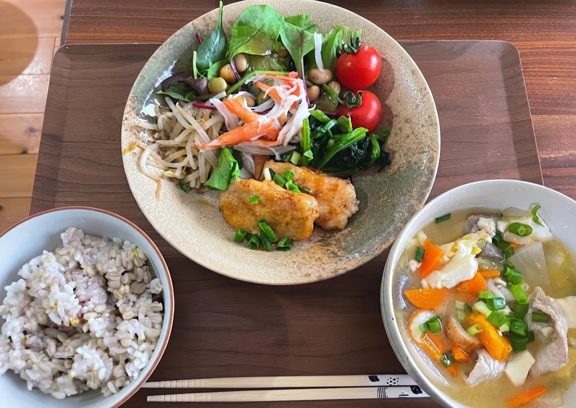 デイサービスでお出しする食事。雑穀ごはん、野菜のおかず、具だくさんの汁物